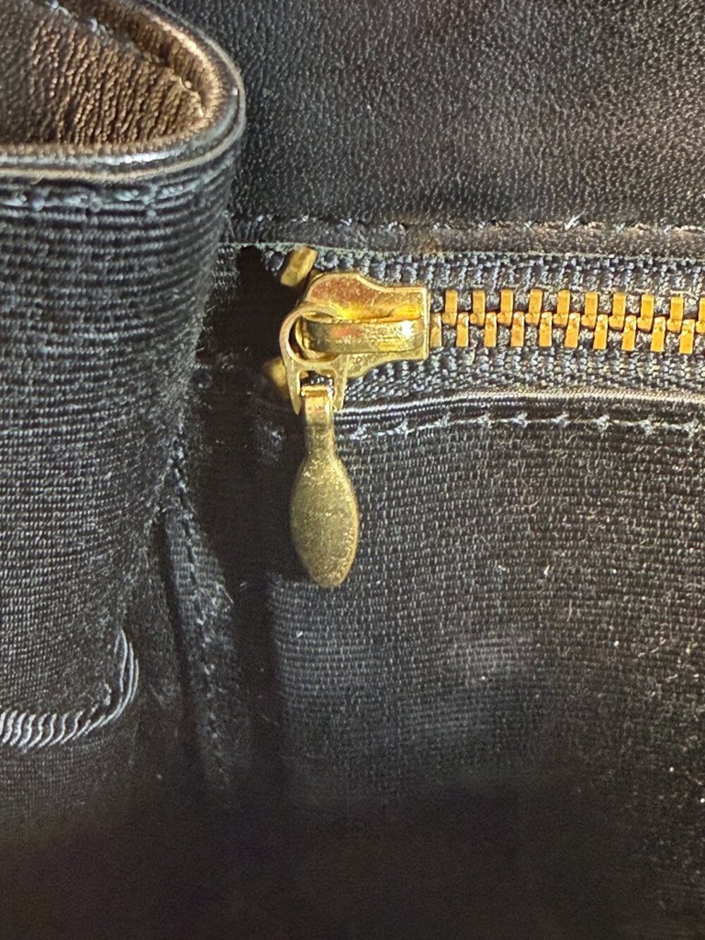 Valentino Garavani Vintage Leather Shoulder Bag w/Iconic Gold Logo Buckle & COA - Picture 14 of 16